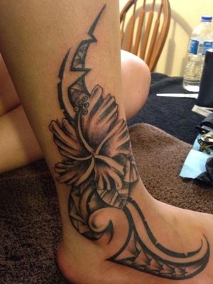  Tatouage maori, polynésien avec fleur d'hibiscus sur la cheville